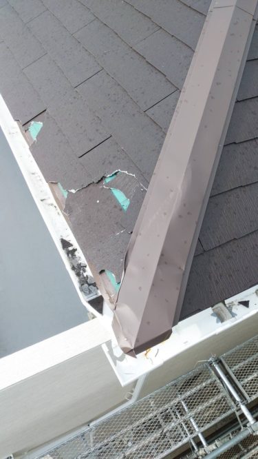 割れた屋根の葺き替え工事 雨漏りになる前に処置
