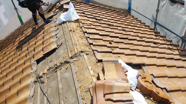 瓦から軽い屋根材への屋根葺き替え工事