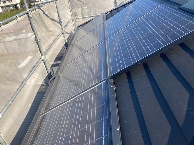 西尾市T様邸　屋根カバー工法　太陽光パネルがあっても施工可能