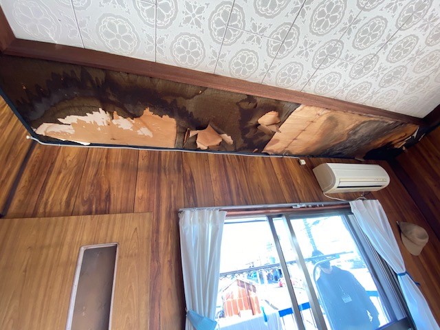 室内に雨漏りが…。上辺を直すだけでは止まらないのが雨漏り