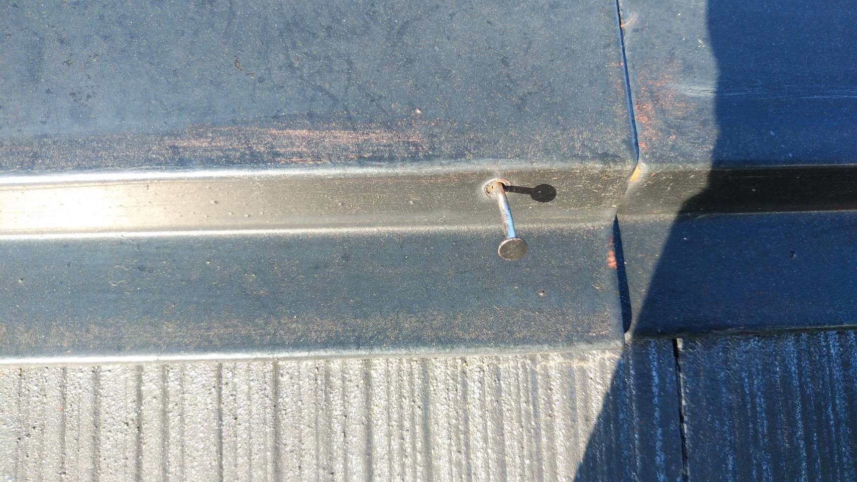 屋根の板金などを止める釘の浮き　板金の浮きやめくれには注意