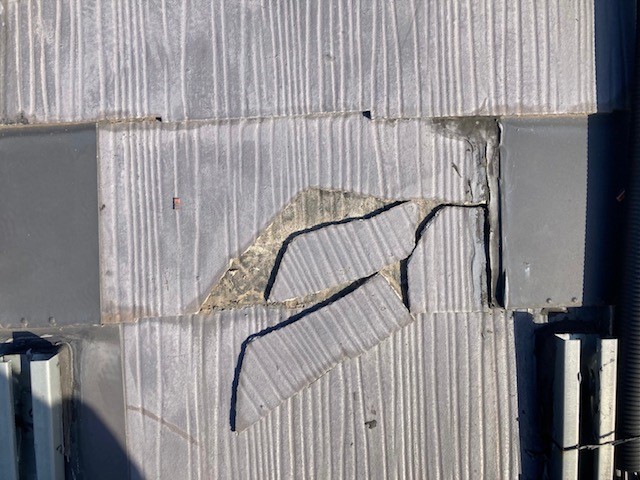 西尾市　屋根改修工事　屋根のクラック補修、欠けや割れの補修