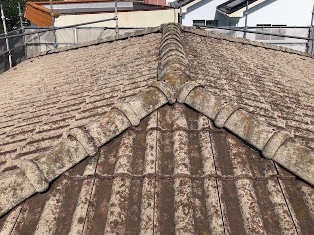 西尾市M様邸　モニエル瓦の塗装を行います！初日は屋根の洗浄で下地処理を入念に。