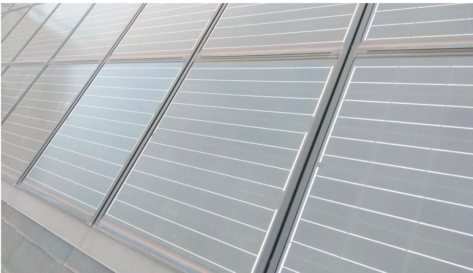 安城市　割れた太陽光パネルの交換工事