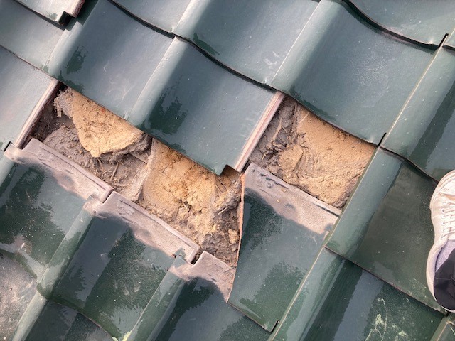 瓦屋根の葺き土・漆喰の劣化　崩れてしまう前に補修を