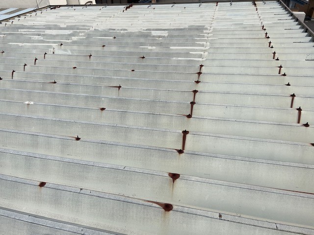 折半屋根の定期点検　ボルトの劣化は雨漏りの原因に