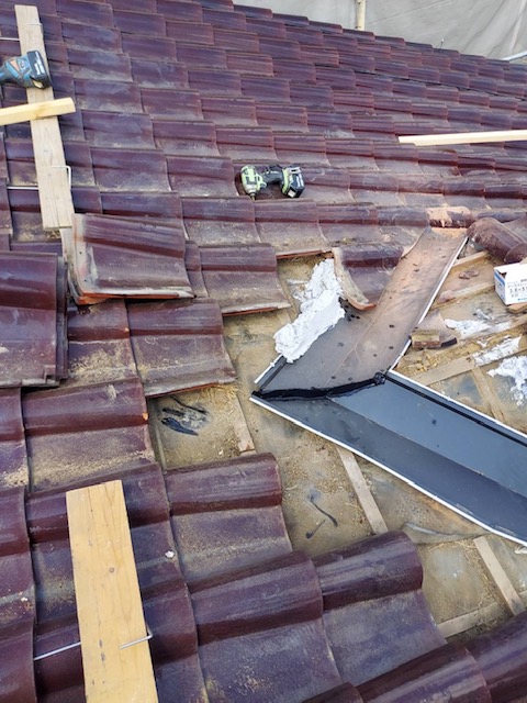 瓦屋根の劣化を補修しました！