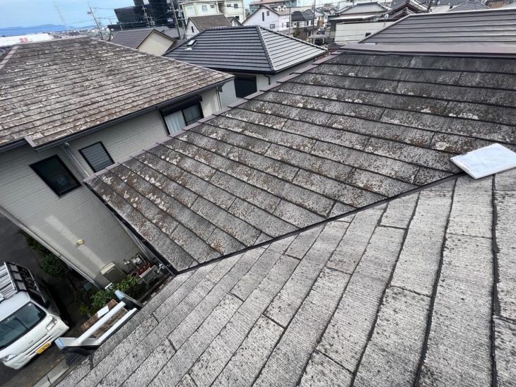 屋根塗装工事前の高圧洗浄　しぶといカビやコケなどの汚れも洗い流す！
